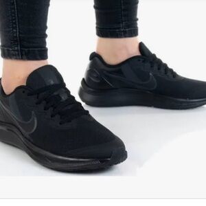 Nike starrunner 3 in 6.5 Y size black color